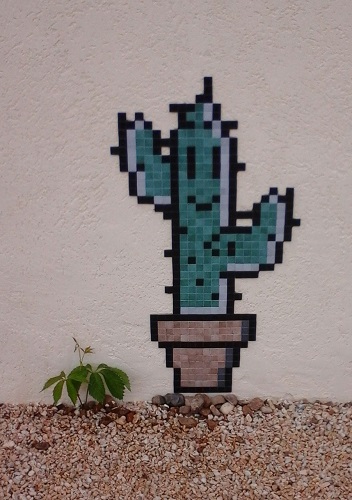 Cactus en mosaïque inspiré d'Invader réalisé avec des Emaux de Briare Harmonie